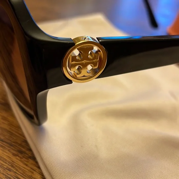 Tory Burch Sunglasses - Picture 4 of 6